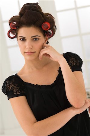 superficial (vanity) - Portrait d'une femme avec des bigoudis dans les cheveux Photographie de stock - Premium Libres de Droits, Code: 6108-05861843