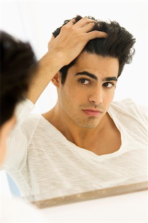 soin capillaire - Réflexion d'un homme dans le miroir en vérifiant ses cheveux Photographie de stock - Premium Libres de Droits, Code: 6108-05861872