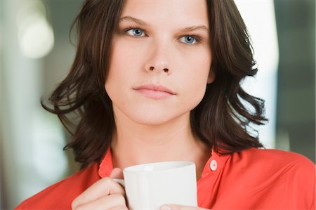 simsearch:6108-05856961,k - Woman holding a cup of tea and thinking Fotografie stock - Premium Royalty-Free, Codice: 6108-05861800