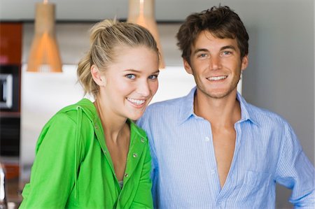 Portrait of a couple in the kitchen and smiling Stock Photo - Premium Royalty-Free, Code: 6108-05861951