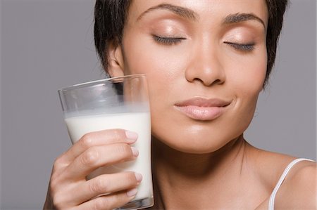 simsearch:6108-05858388,k - Nahaufnahme einer Frau mit einem Glas Milch Stockbilder - Premium RF Lizenzfrei, Bildnummer: 6108-05861918