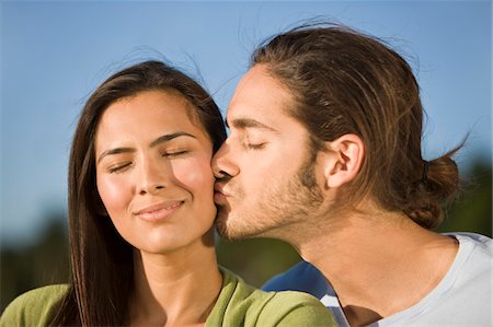 simsearch:6108-05861950,k - Man kissing a woman Foto de stock - Royalty Free Premium, Número: 6108-05862074