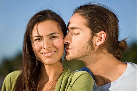 simsearch:6108-05861950,k - Man kissing a woman Foto de stock - Royalty Free Premium, Número: 6108-05862098
