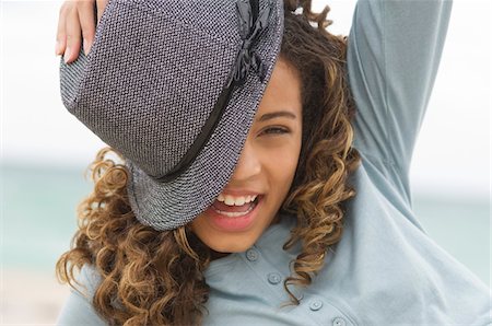 sombrero de fieltro - Portrait of a girl smiling Foto de stock - Sin royalties Premium, Código: 6108-05862018