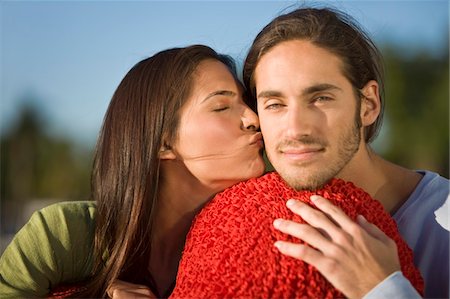 simsearch:6108-05861950,k - Woman kissing a man Foto de stock - Royalty Free Premium, Número: 6108-05862103