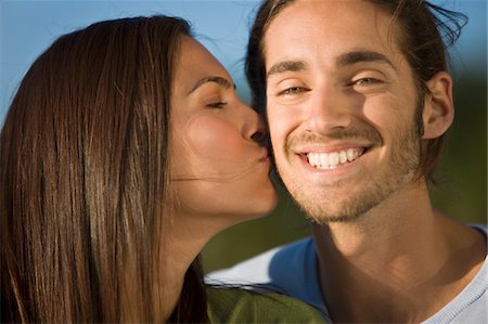simsearch:6108-05861950,k - Woman kissing a man Foto de stock - Royalty Free Premium, Número: 6108-05862108
