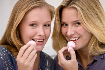 simsearch:6108-05863080,k - Two women eating mushroom shaped candies Foto de stock - Sin royalties Premium, Código: 6108-05862126