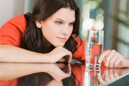 pureté (propreté) - Femme regardant un verre d'eau Photographie de stock - Premium Libres de Droits, Code: 6108-05862243