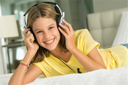 simsearch:6108-05856112,k - Portrait of a girl listening to music with headphones Stock Photo - Premium Royalty-Free, Code: 6108-05862349