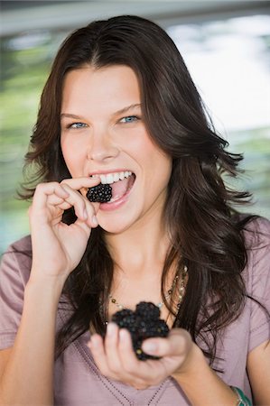 simsearch:6108-05862422,k - Portrait of a woman eating blackberries Foto de stock - Sin royalties Premium, Código: 6108-05862384