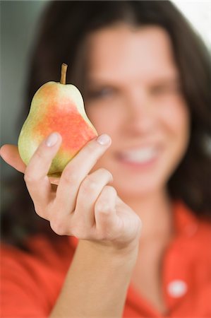 simsearch:6108-05861191,k - Close-up of a pear in a woman's hand Foto de stock - Sin royalties Premium, Código: 6108-05862386