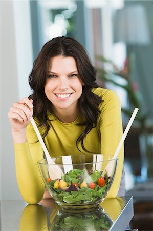 simsearch:6108-05862508,k - Portrait of a woman mixing salad Foto de stock - Royalty Free Premium, Número: 6108-05862388