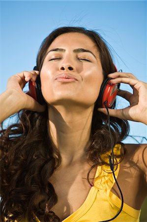 simsearch:6108-05862959,k - Woman listening to headphones Foto de stock - Sin royalties Premium, Código: 6108-05862332