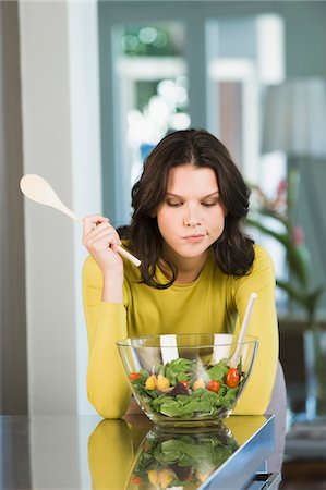 repugnancia - Woman looking at a bowl of salad Foto de stock - Sin royalties Premium, Código: 6108-05862418