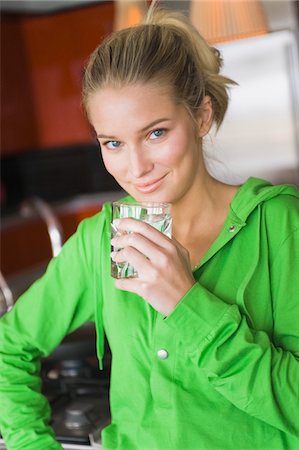 simsearch:6108-05857715,k - Portrait d'une femme l'eau potable dans un verre Photographie de stock - Premium Libres de Droits, Code: 6108-05862548