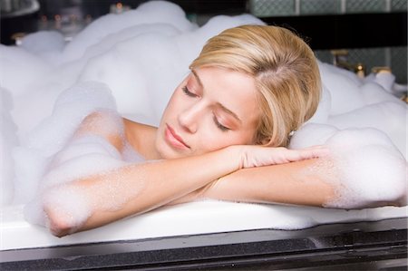 simsearch:6108-05856072,k - Woman taking a bubble bath Fotografie stock - Premium Royalty-Free, Codice: 6108-05862565