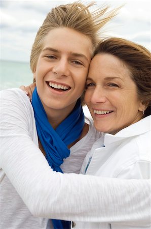 simsearch:6108-05862649,k - Teenager umarmt seine Großmutter Stockbilder - Premium RF Lizenzfrei, Bildnummer: 6108-05862643