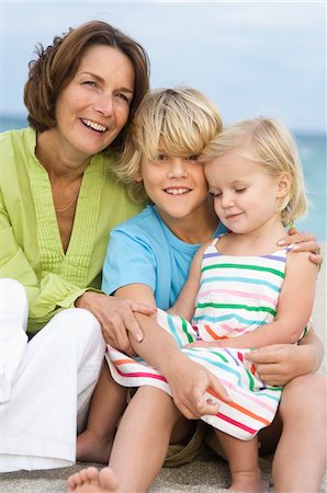 simsearch:6108-05862751,k - Frau sitzt mit ihren Enkeln am Strand Stockbilder - Premium RF Lizenzfrei, Bildnummer: 6108-05862609