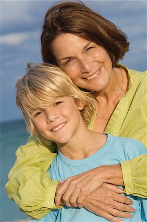 simsearch:6108-05862649,k - Frau umarmt ihren Enkel von hinten am Strand Stockbilder - Premium RF Lizenzfrei, Bildnummer: 6108-05862617