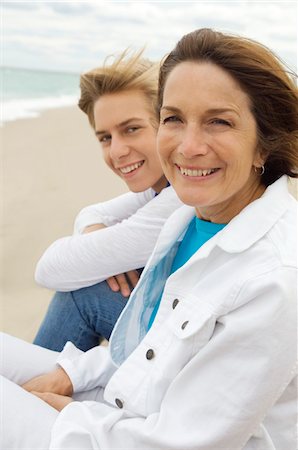 simsearch:6108-05862649,k - Teenager bei seiner Großmutter am Strand sitzen Stockbilder - Premium RF Lizenzfrei, Bildnummer: 6108-05862623
