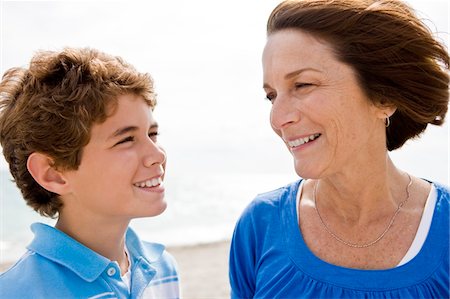 simsearch:6108-05862649,k - Frau und ihr Enkel einander betrachten und Lächeln Stockbilder - Premium RF Lizenzfrei, Bildnummer: 6108-05862626
