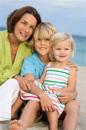 simsearch:6108-05862751,k - Frau sitzt mit ihren Enkeln am Strand Stockbilder - Premium RF Lizenzfrei, Bildnummer: 6108-05862637