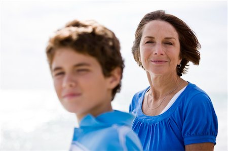 simsearch:6108-05862649,k - Junge mit seiner Großmutter am Strand Stockbilder - Premium RF Lizenzfrei, Bildnummer: 6108-05862635