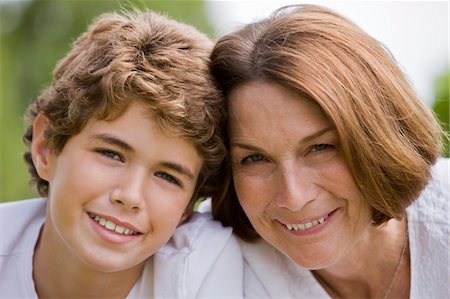 simsearch:6108-05856112,k - Femme avec son petit-fils souriant Photographie de stock - Premium Libres de Droits, Code: 6108-05862749