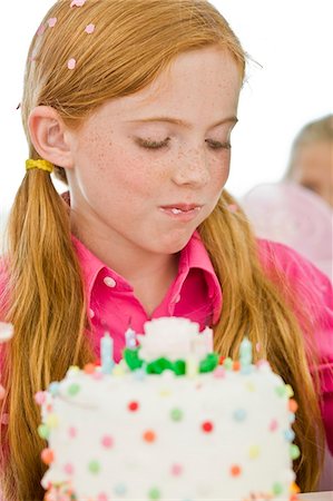 simsearch:6108-05863080,k - Girl eating birthday cake Foto de stock - Sin royalties Premium, Código: 6108-05862703