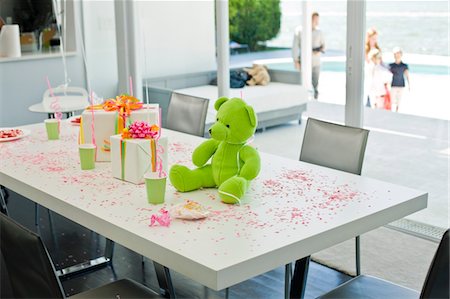 straw house - Teddy bear and birthday presents on a table Foto de stock - Sin royalties Premium, Código: 6108-05862708