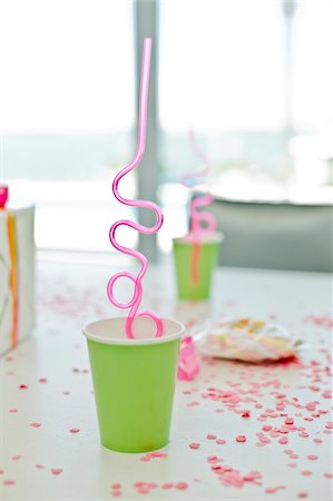drinking straw not child - Disposable glasses with drinking straws and a birthday present on a table Foto de stock - Sin royalties Premium, Código: 6108-05862714