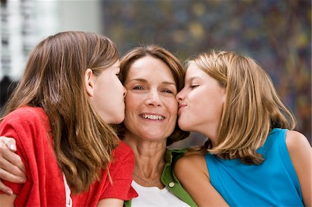 simsearch:6108-05862751,k - Zwei Mädchen küssen ihre Großmutter Stockbilder - Premium RF Lizenzfrei, Bildnummer: 6108-05862723