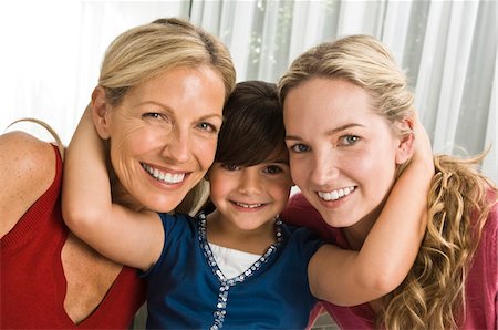 simsearch:6108-05862751,k - Porträt einer Familie lächelnd Stockbilder - Premium RF Lizenzfrei, Bildnummer: 6108-05862732