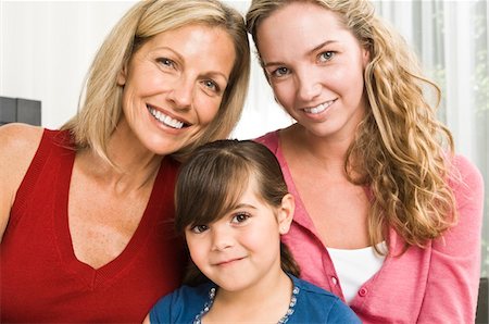 simsearch:6108-05862751,k - Porträt einer Familie lächelnd Stockbilder - Premium RF Lizenzfrei, Bildnummer: 6108-05862736
