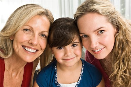 simsearch:6108-05862751,k - Porträt einer Familie lächelnd Stockbilder - Premium RF Lizenzfrei, Bildnummer: 6108-05862739