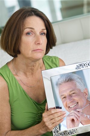 die - Woman holding a picture frame Foto de stock - Sin royalties Premium, Código: 6108-05862826