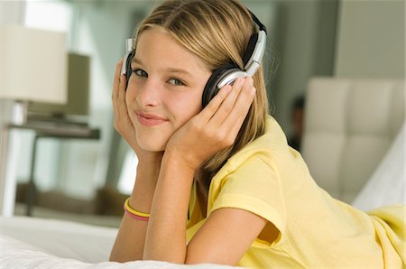 simsearch:6108-05856112,k - Girl listening to headphones Foto de stock - Royalty Free Premium, Número: 6108-05862943