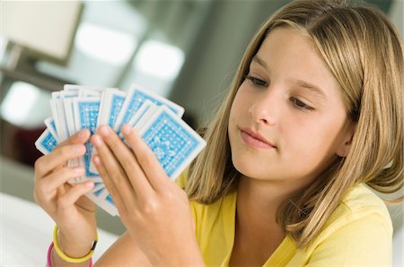 simsearch:6108-05862987,k - Mädchen halten Spielkarten Stockbilder - Premium RF Lizenzfrei, Bildnummer: 6108-05862974