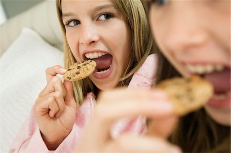 simsearch:6108-05863080,k - Two girls eating chocolate cookies Foto de stock - Sin royalties Premium, Código: 6108-05862976