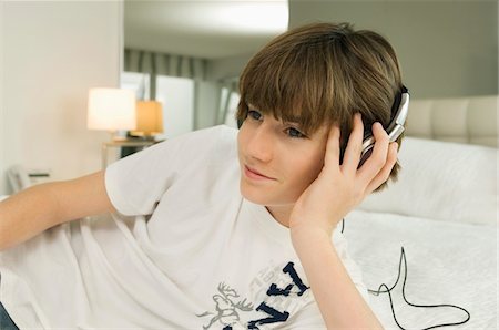 simsearch:6108-05856112,k - Boy listening to headphones Stock Photo - Premium Royalty-Free, Code: 6108-05862986