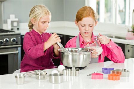 eggs milk - Two girls cooking food in the kitchen Foto de stock - Sin royalties Premium, Código: 6108-05863049