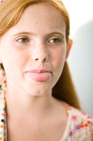 simsearch:6108-05863080,k - Close-up of a girl sticking her tongue out Foto de stock - Sin royalties Premium, Código: 6108-05863091