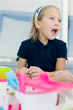 diadème - Gros plan d'une jeune fille jouant avec des jouets Photographie de stock - Premium Libres de Droits, Code: 6108-05863030