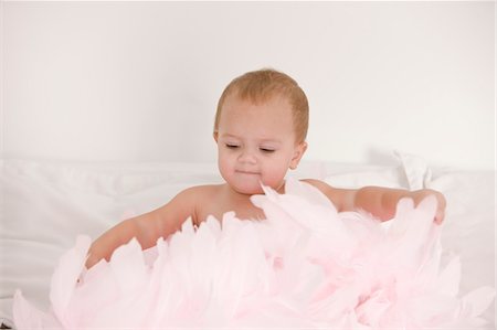 pluma - Baby girl playing with feathers Foto de stock - Sin royalties Premium, Código: 6108-05863114
