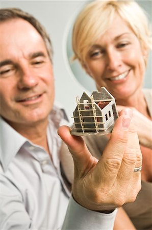 Couple regardant une maison modèle Photographie de stock - Premium Libres de Droits, Code: 6108-05863314