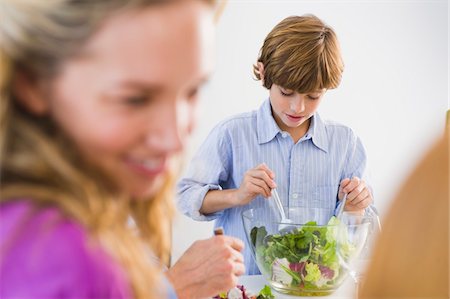 Boy mixing salad in a bowl Foto de stock - Sin royalties Premium, Código: 6108-05863477
