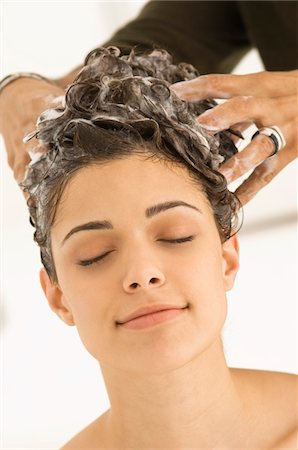 face washing - Woman having hair washed by a hairdresser Foto de stock - Sin royalties Premium, Código: 6108-05863553