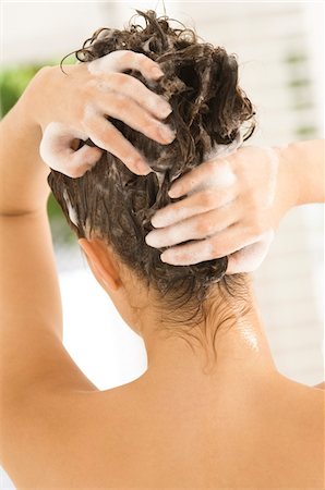 simsearch:6108-05855845,k - Vue arrière d'une femme shampooing cheveux Photographie de stock - Premium Libres de Droits, Code: 6108-05863579