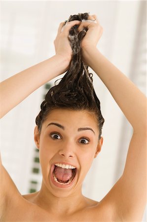 simsearch:6108-05855845,k - Portrait d'une femme shampooing cheveux Photographie de stock - Premium Libres de Droits, Code: 6108-05863598