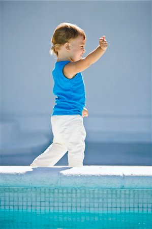 Baby boy walking at the poolside Foto de stock - Sin royalties Premium, Código: 6108-05863809